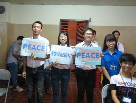 Kèm theo là những khẩu hiệu hòa bình.