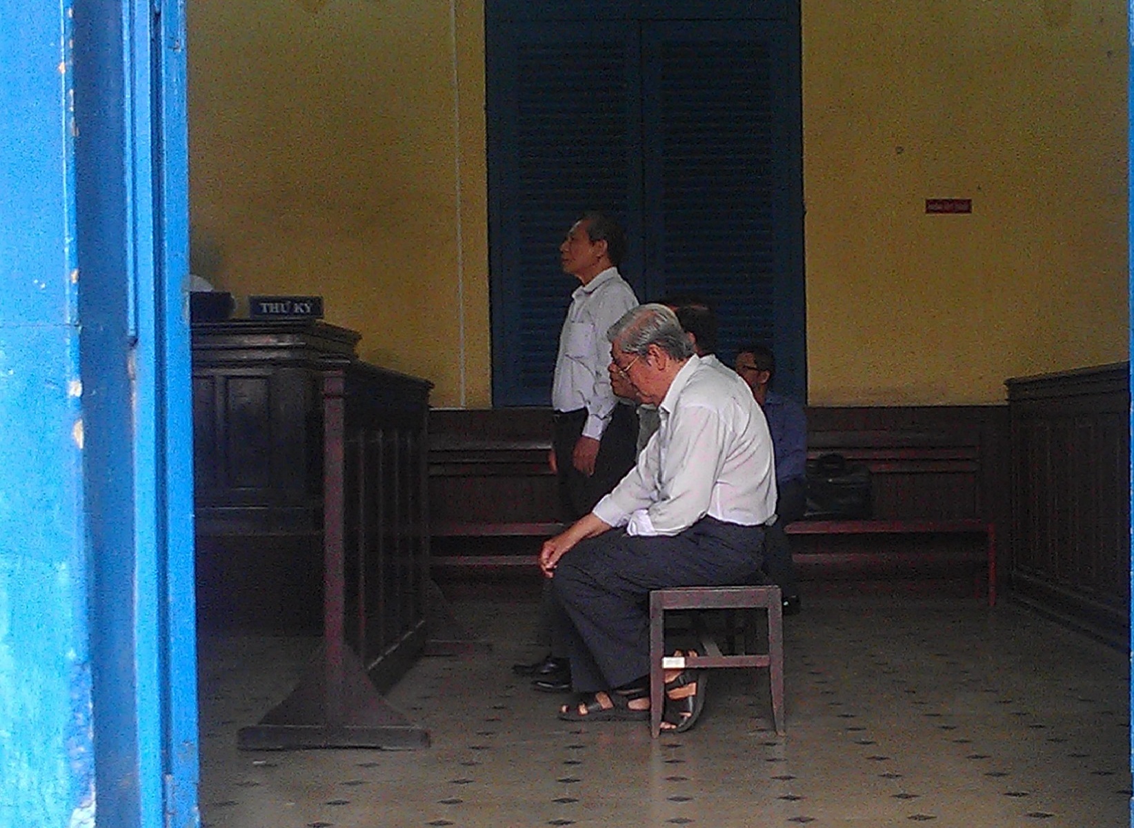 Hoãn phiên tòa để hai bên đối thoại - 1 Phiên tòa phúc thẩm vụ nguyên hiệu trưởng ĐH Hùng Vương kiện UBND TPHCM.