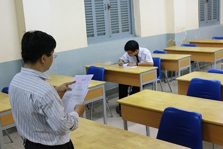 Phòng thi chỉ có 1 thí sinh! - 5 Dù chỉ hai thí sinh nhưng công tác coi thi vẫn đầy đủ các giám thị.