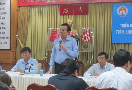 Chương trình tiếng Anh mới tiếp tục là chương trình thí điểm - 1 Giám đốc Sở GD-ĐT Lê Hồng Sơn trao đổi với báo giới về chương trình mới.