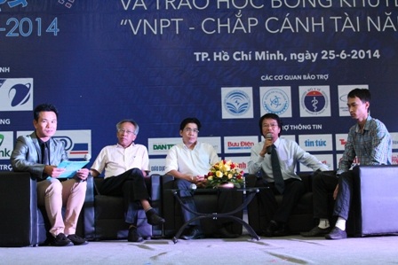  Ban tổ chức, giám khảo và các nhóm đạt giải NTĐV các năm trước giao lưu với sinh viên