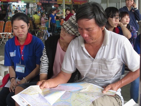 Một sĩ tử mệt mỏi tựa vào bố sau chuyến xe dài