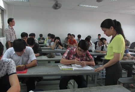 Thí sinh tại hội đồng thi ĐH Công nghiệp TPHCM đến làm thủ tục sáng nay.