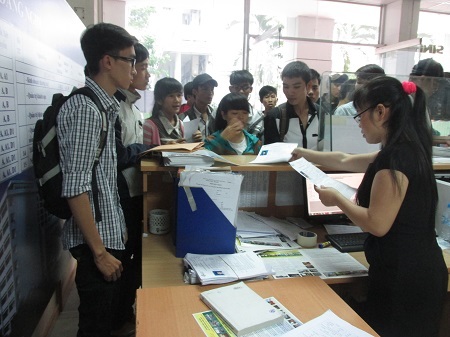 Đông thí sinh đến chỉnh sửa hồ sơ dự thi.