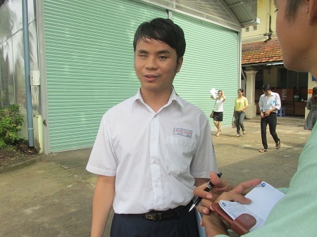 Thí sinh khiếm thị đam mê môn Vật lý - 1 Thí sinh đặc biệt Nguyễn Lê Gia Hỷ tự tin chia sẻ với phóng viên sau buổi thi môn Hóa
