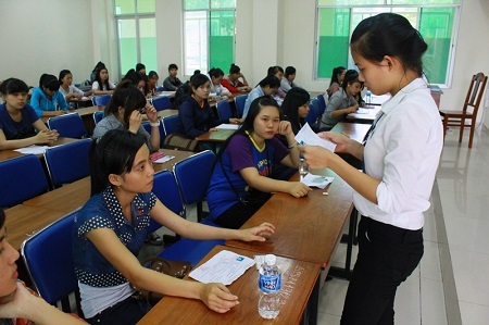 Thí sinh đến làm thủ tục tại trường ĐH Sư phạm TPHCM sáng nay.