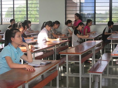 Một trường có 9 thí sinh bị đình chỉ vì mang tài liệu - 1 Thí sinh dự thi ĐH đợt 2 tại cụm TPHCM.
