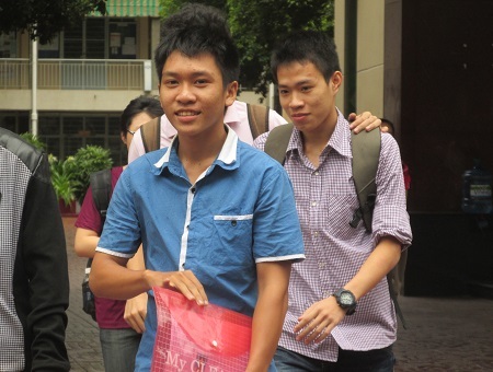 Đánh bắt hải sản ở Hoàng Sa, Trường Sa vào đề Địa lý - 17 Thí sinh thi vào ĐH KHXHNV TPHCM hớn hở sau khi thi môn đầu tiǪn.