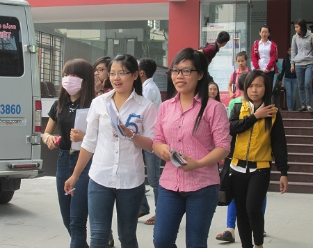 Ý nghĩa an ninh quốc phòng của Hoàng Sa, Trường Sa vào đề Địa - 5 Nhiều thí sinh thi vào trường CĐ Bách Việt hớn hở sau khi thi xong môn đầu tiên.