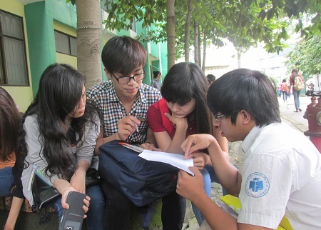 Ý nghĩa an ninh quốc phòng của Hoàng Sa, Trường Sa vào đề Địa - 6 Thí sinh tính toán lại sau khi thi xong môn Toán. (Ảnh: Lê Phương)