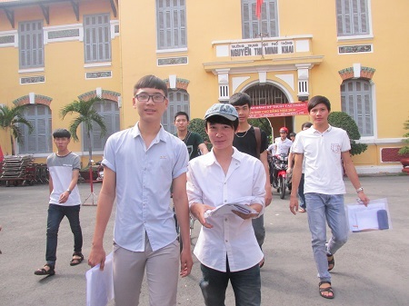 Đề Ngữ văn bàn về lòng yêu nước chân chính - 4 Thí sinh thi vào trường CĐ Kỹ thuật Cao Thắng thoải mái sau khi thi môn cuối cùng