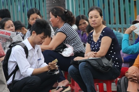 “Hốt bạc” trong mùa tuyển sinh - 4 Hiệp (bên trái) sinh viên của trường ĐH Công nghiệp TP đang rao bán huy hiệu