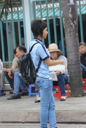 “Hốt bạc” trong mùa tuyển sinh - 6 Sinh viên tranh thủ bán hàng kiếm thêm thu nhập mùa thi