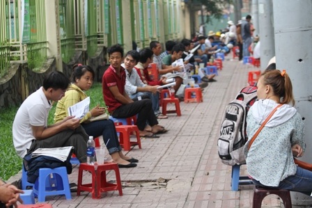 “Hốt bạc” trong mùa tuyển sinh - 1 Các quán nước, bánh mỳ, hủ tiếu trước trường ĐH Kiến Trúc TPHCM trên đường Pasteur