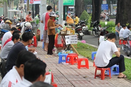 “Hốt bạc” trong mùa tuyển sinh - 2 Các quán nước, bánh mỳ, hủ tiếu trước trường ĐH Kiến Trúc TPHCM trên đường Pasteur