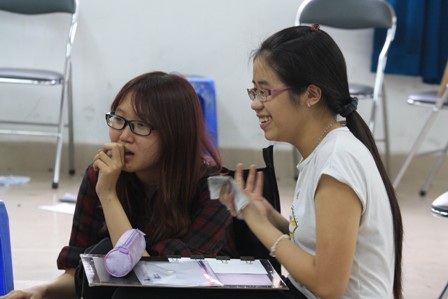 Nụ cười bí hiểm của 2 thí sinh sau khi hoàn thành bài thi