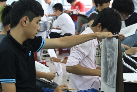 Thí sinh Thượng Quan Thiên Phúc, quê Cần Thơ xem lại tác phẩm của mình trước khi nộp bài