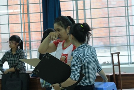 Mướt mồ hôi sau 4 tiếng đồng hồ hoàn thành bài thi