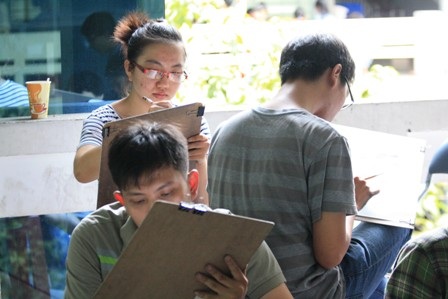 Tượng một hướng nhưng hai sĩ tử này thì lại đấu lưng vào nhau.