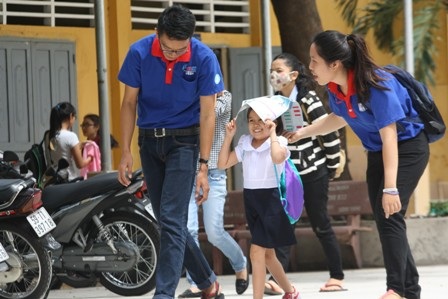 Cảm phục nghị lực nữ thí sinh nặng 16kg - 4 Vui cười cùng các anh chị tình nguyện viên sau khi hoàn thành bài thi.