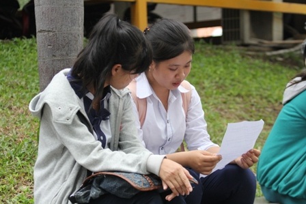 Nhiều thí sinh tại TPHCM tɨan đề Sinh học và tiếng Anh khó và dài. (Ảnh: Quốc Anh - Lê Phương)