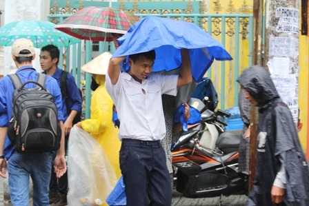 Một thí sinh mắc mưa khi vừa ra về.