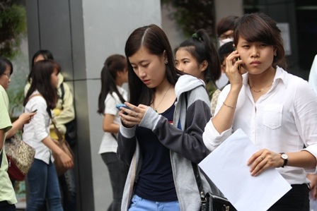 Nhiều thí sinh tại TPHCM than đề Sinh học và tiếng Anh khó và dài. (Ảnh: Quốc Anh - Lê Phương)