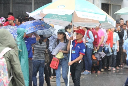Sinh viên tình nguyện che mưa cho thí sinh.
