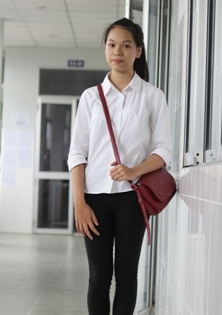 Chị em song sinh cùng nhau vượt vũ môn - 4 Tường Vi nhí nhảnh tạo dáng trong khuôn viên trường.