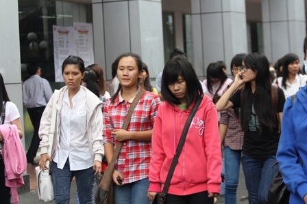 Đánh bắt hải sản ở Hoàng Sa, Trường Sa vào đề Địa lý - 16 Nhiều thí sinh tại điểm thi trường ĐH Công nghiệp không vui khi thiĠxong