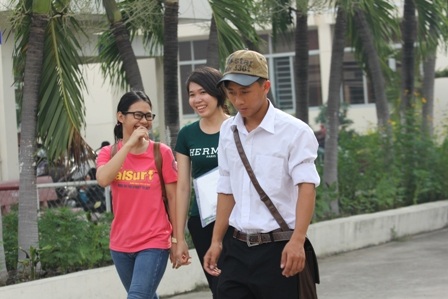 Kết thúc ngày thi đầu tiên, các thí sinh tỏ ra phấn khởi. (Ảnh: Quốc Anh)