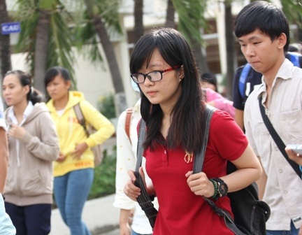 Kết thúc ngày thi ĐH đầu tiên: 54 thí sinh bị xử lý kỷ luật - 2 Thí sinh TPHCM sau buổi thi môn Vật lý chiều nay. (Ảnh: Lê Phương)