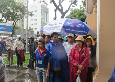 Cơn mưa bất chợt cuối giờ làm bài khiến nhiều phụ huynh bị ướt.