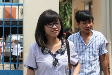 Than đề Toán khó, nhiều thí sinh ra sớm - 23 Thí sinh Thảo Vy cho biết đề dễ thở. (Ảnh: Lê PhươngȠ- Quốc Anh)