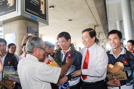 Đội vô địch Robocon châu Á – Thái Bình Dương ngập tràn cảm xúc ngày về - 2 Trưởng đoàn, Ths Lâm Thành Hiển nhận vòng hoa chúc mừng từ lãnh đạo UBND tỉnh Đồng Nai