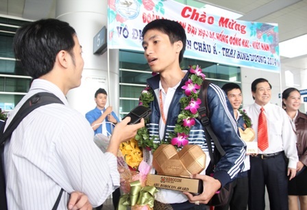 Đội vô địch Robocon châu Á – Thái Bình Dương ngập tràn cảm xúc ngày về - 3 Đội trưởng Võ Quan Thu của đội Robocon ĐH Lạc Hồng chia sẻ với