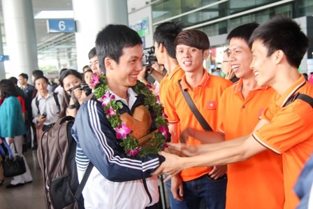 Đội vô địch Robocon châu Á – Thái Bình Dương ngập tràn cảm xúc ngày về - 4 Tay bắt mặt mừng chia sẻ niềm vui cùng những nhà vô địch