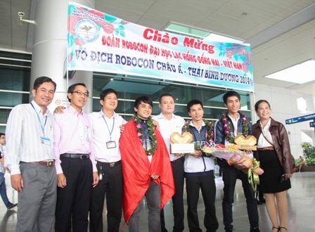 Đội vô địch Robocon châu Á – Thái Bình Dương ngập tràn cảm xúc ngày về - 6 Tranh thủ chụp ảnh kỷ niệm trong ngày vui trở về