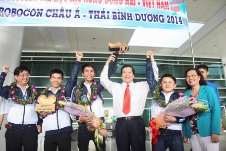 Đội vô địch Robocon châu Á – Thái Bình Dương ngập tràn cảm xúc ngày về - 7 Hiệu trưởng nhà trường Nhà giáo nhân dân – TS Đỗ Hữu Tài chụp ảnh lưu niệm với đội tuyển Robocon
