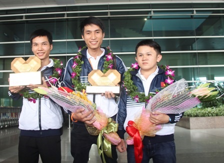 Đội vô địch Robocon châu Á – Thái Bình Dương ngập tràn cảm xúc ngày về - 8 Ba chàng trai của ĐH Lạc Hồng mang vinh quang về cho tổ quốc sau nhiều năm hy vọng