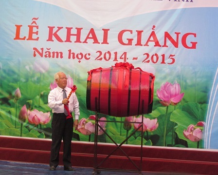 Xúc động lễ khai giảng hướng về biển đảo - 7 Chủ tịch UBND TPHCM Lê Hoàng Quân đánh trống khai trường tại trường THPT Lương Thế Vinh.