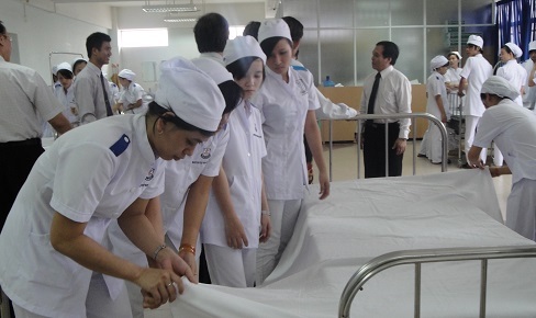 Học viên hệ Trung cấp ngành Điều dưỡng của một trường ĐH tại TPHCM.