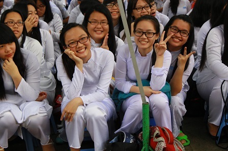 Xúc động lễ khai giảng hướng về biển đảo - 10 Nữ sinh Trường Marie Curie hớn hở trong ngày đầu năm học mới