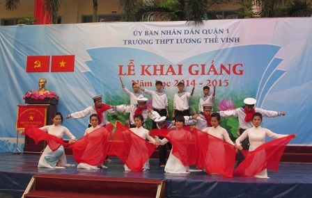 Xúc động lễ khai giảng hướng về biển đảo - 2 Tiết mục “Tổ quốc gọi tên mình” tạo khoảnh khắc lắng đọng trong lễ khai giảng.