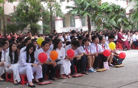 Xúc động lễ khai giảng hướng về biển đảo - 5 Học sinh Trường THPT Lương Thế Vinh trong lễ khai giảng.