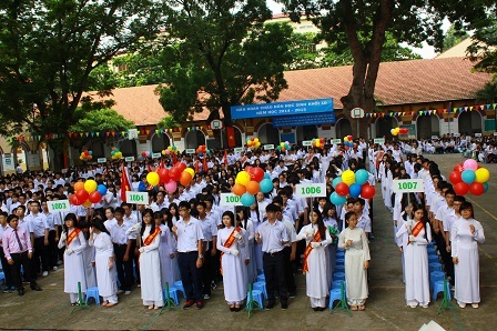 Xúc động lễ khai giảng hướng về biển đảo - 9 Học sinh trường THPT Marie Curie trong lễ khai giảng.