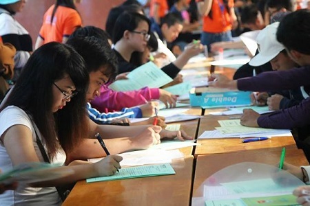 Phải tuyển nhiều nguyện vọng bổ sung vì tỷ lệ nhập học thấp - 1 Tân sinh viên nhập học đầu năm học mới 2014-2015 tại một trường đại học ở TPHCM.