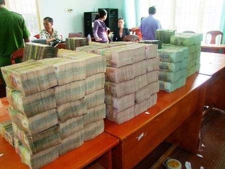 Bắt 2 người nước ngoài vận chuyển hàng chục tỷ đồng qua biên giới - 1 18,2 tỷ đồng vận chuyển trái phép bị Công an bắt giữ