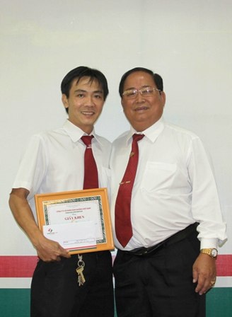 Đi ăn sáng, bỏ quên 100 triệu đồng trên taxi - 1 Ông Tạ Long Hỷ (phải) khen thưởng hành động trung thực của tài xế Vũ Phú Hùng