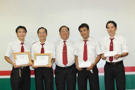 Đi ăn sáng, bỏ quên 100 triệu đồng trên taxi - 2 Ông Tạ Long Hỷ (phải) khen thưởng hành động trung thực của tài xế Vũ Phú Hùng